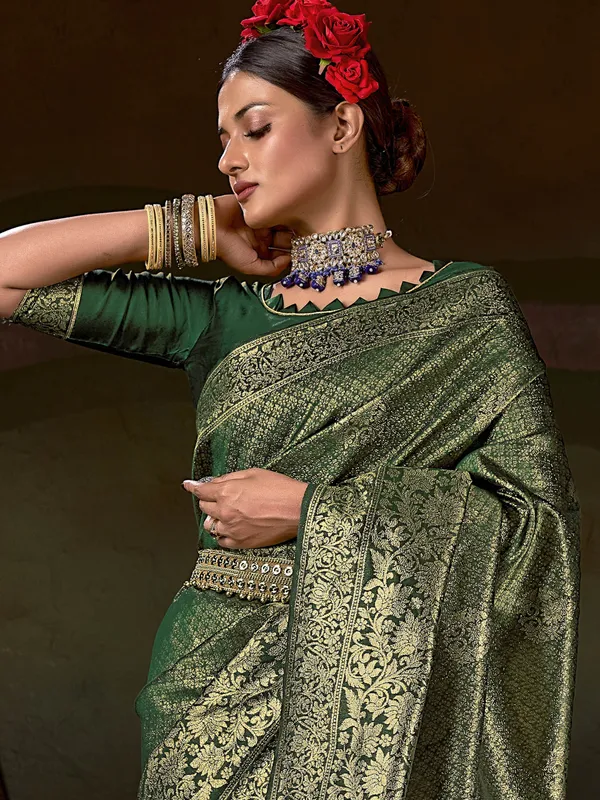 https://d1311wbk6unapo.cloudfront.net/NushopCatalogue/tr:f-webp,w-600,fo-auto/SAREE D6 DARK GREEN_1682406295867_rbfjjm43naahevs.jpg__Kamya